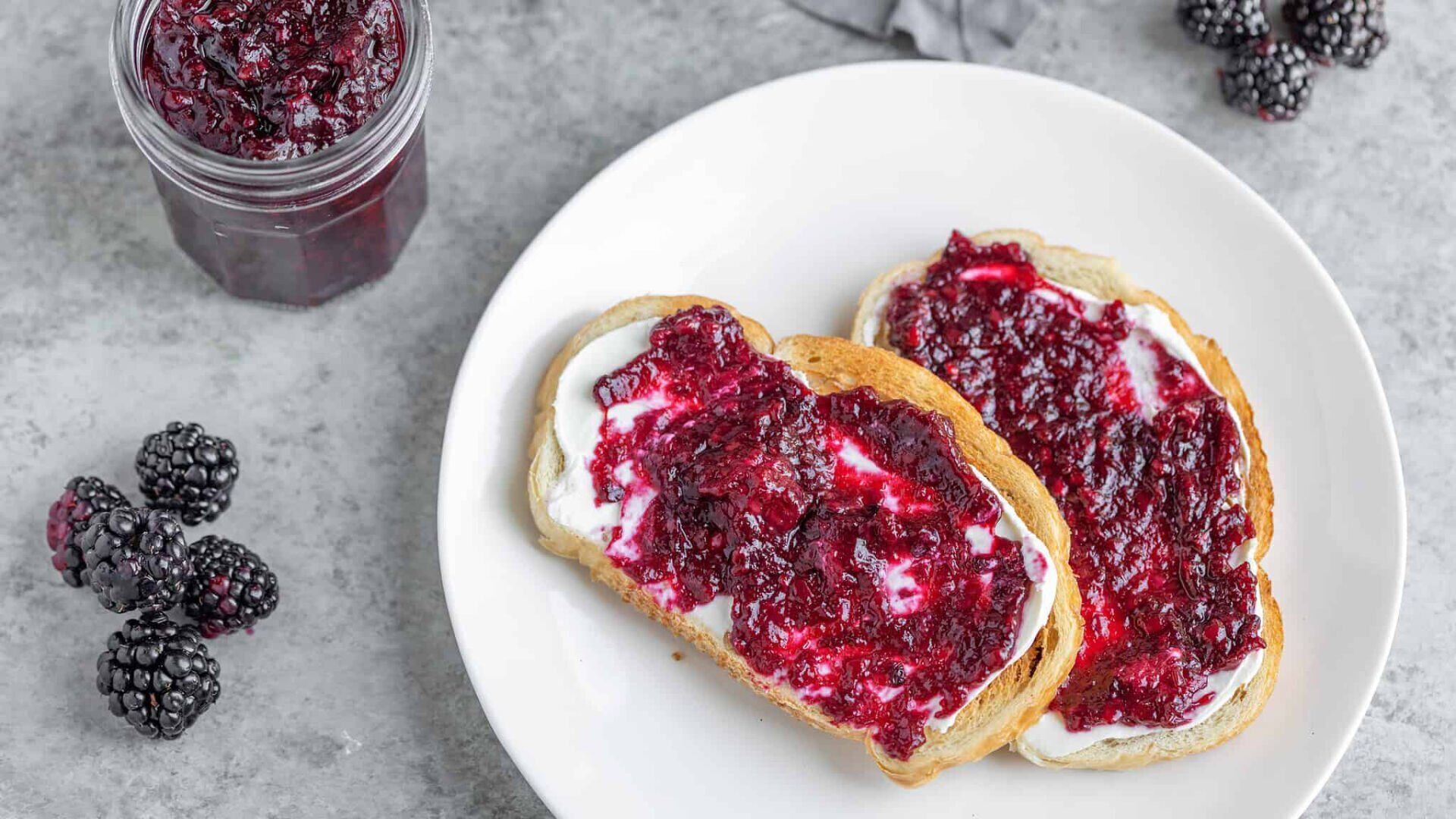 Low-Sugar-Blackberry-Jam_2-2048Ă—1365